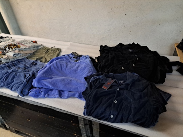 1401705-44 Stort klädparti från Mayor AB