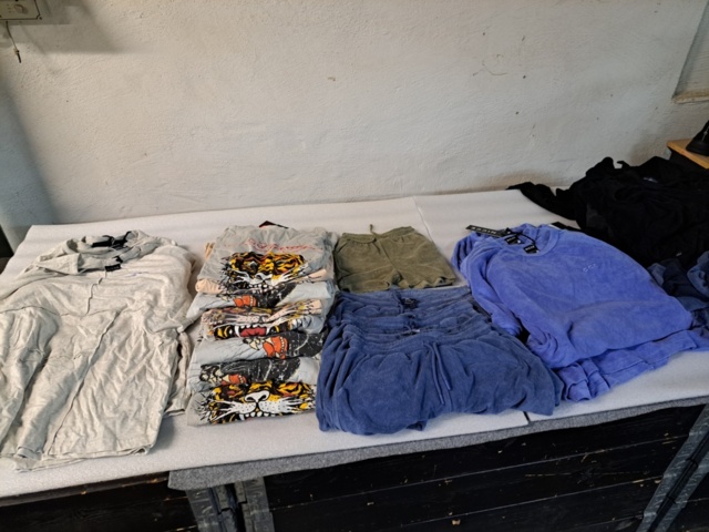 1401705-45 Stort klädparti från Mayor AB