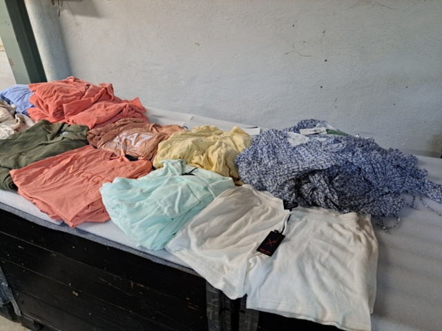 1401705-46 Stort klädparti från Mayor AB