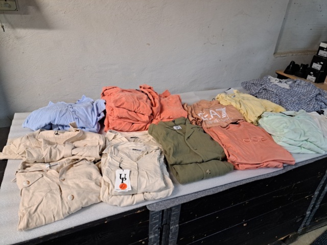 1401705-47 Stort klädparti från Mayor AB