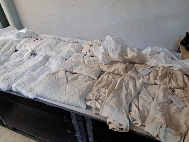 1401705-48 Stort klädparti från Mayor AB