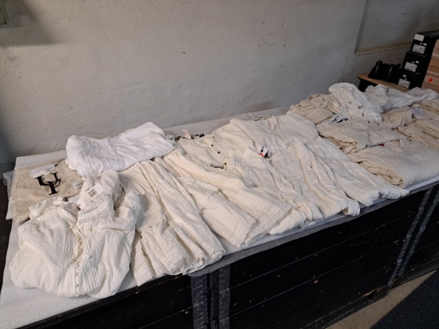 1401705-49 Stort klädparti från Mayor AB