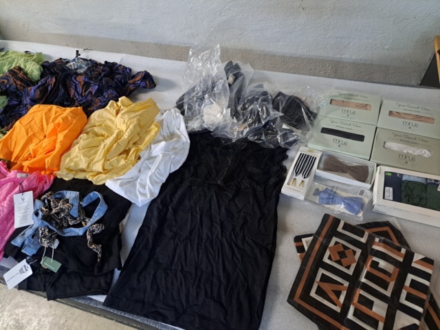 1401705-50 Stort klädparti från Mayor AB