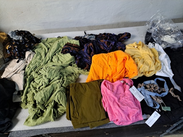 1401705-51 Stort klädparti från Mayor AB