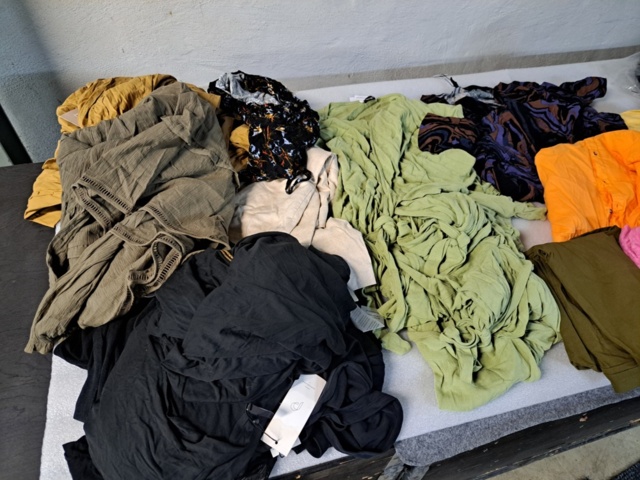 1401705-52 Stort klädparti från Mayor AB