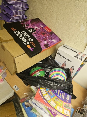 1408858-1 Blandat parti – lampor, dekoration, bollar och spel