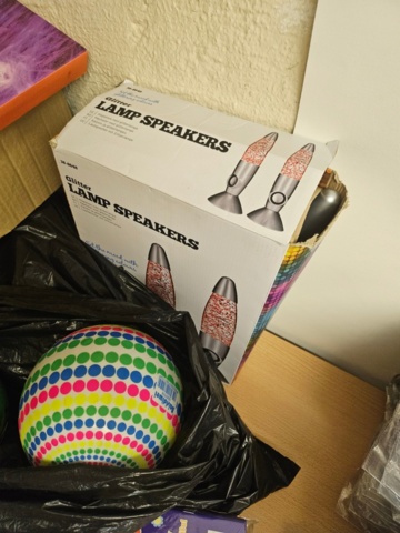 1408858-4 Blandat parti – lampor, dekoration, bollar och spel