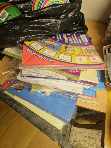 1408858-3 Blandat parti – lampor, dekoration, bollar och spel