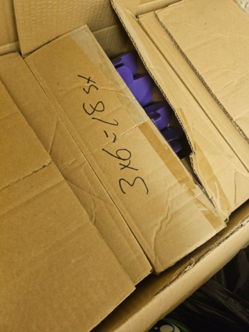 1408858-7 Blandat parti – lampor, dekoration, bollar och spel