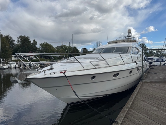 1411906-2 Princess 72 – 1997 – Lyxig motorjakt