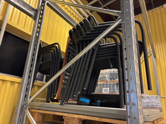 1387007-9 Parti med diverse bohag - diskmaskin, möbler, inredning, m.m.