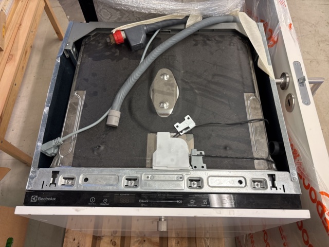 1387007-18 Parti med diverse bohag - diskmaskin, möbler, inredning, m.m.