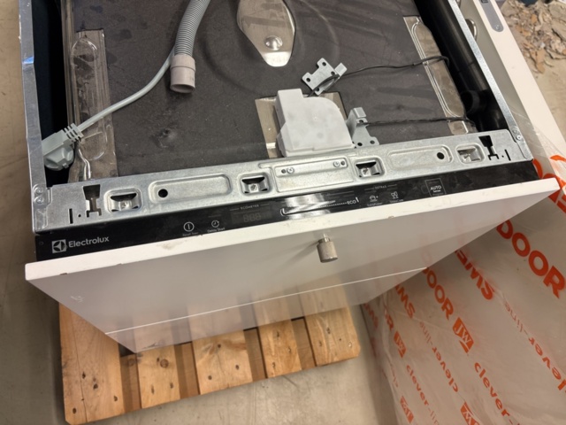 1387007-20 Parti med diverse bohag - diskmaskin, möbler, inredning, m.m.