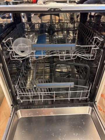 1387007-22 Parti med diverse bohag - diskmaskin, möbler, inredning, m.m.