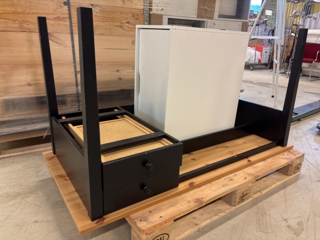 1387007-32 Parti med diverse bohag - diskmaskin, möbler, inredning, m.m.