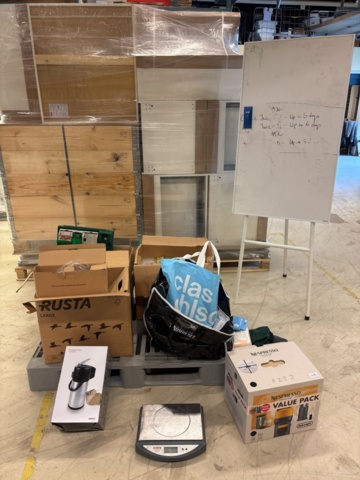 1387009-1 Samling med diverse - kaffekapselmaskin, förbandsmaterial, whiteboardtavla etc.