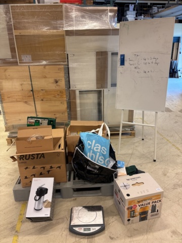 1387009-30 Samling med diverse - kaffekapselmaskin, förbandsmaterial, whiteboardtavla etc.