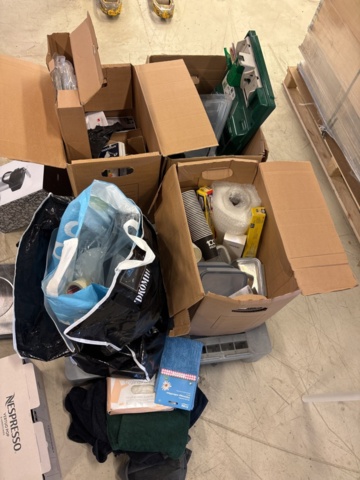 1387009-2 Samling med diverse - kaffekapselmaskin, förbandsmaterial, whiteboardtavla etc.