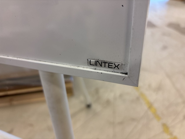 1387009-5 Samling med diverse - kaffekapselmaskin, förbandsmaterial, whiteboardtavla etc.