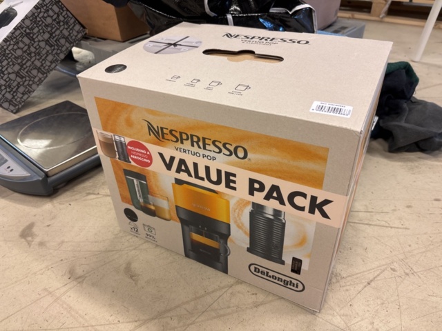 1387009-6 Samling med diverse - kaffekapselmaskin, förbandsmaterial, whiteboardtavla etc.