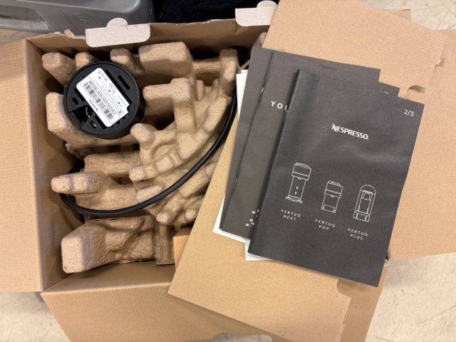 1387009-8 Samling med diverse - kaffekapselmaskin, förbandsmaterial, whiteboardtavla etc.