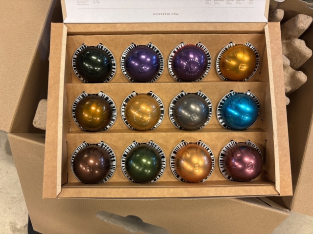 1387009-11 Samling med diverse - kaffekapselmaskin, förbandsmaterial, whiteboardtavla etc.