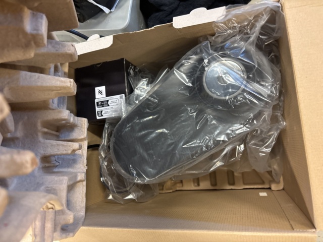 1387009-9 Samling med diverse - kaffekapselmaskin, förbandsmaterial, whiteboardtavla etc.