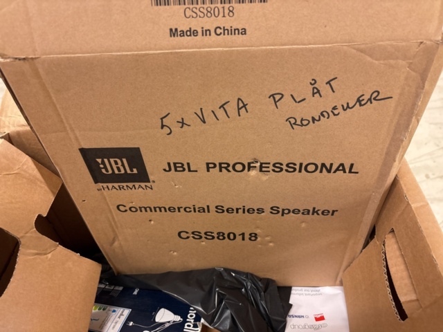 1387009-19 Samling med diverse - kaffekapselmaskin, förbandsmaterial, whiteboardtavla etc.