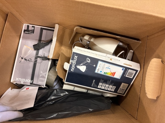 1387009-21 Samling med diverse - kaffekapselmaskin, förbandsmaterial, whiteboardtavla etc.