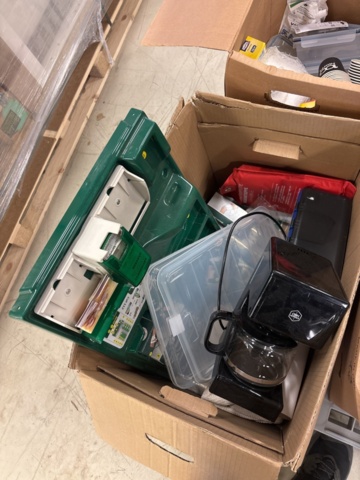 1387009-22 Samling med diverse - kaffekapselmaskin, förbandsmaterial, whiteboardtavla etc.