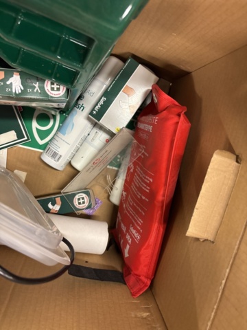 1387009-24 Samling med diverse - kaffekapselmaskin, förbandsmaterial, whiteboardtavla etc.