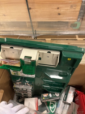 1387009-25 Samling med diverse - kaffekapselmaskin, förbandsmaterial, whiteboardtavla etc.