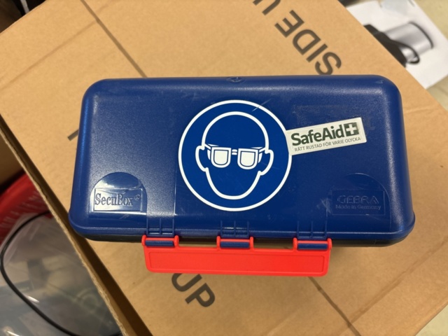 1387009-26 Samling med diverse - kaffekapselmaskin, förbandsmaterial, whiteboardtavla etc.