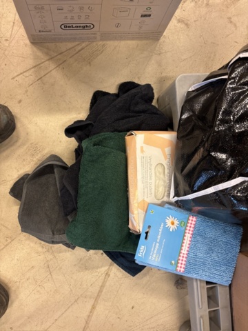 1387009-28 Samling med diverse - kaffekapselmaskin, förbandsmaterial, whiteboardtavla etc.