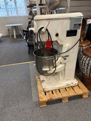 1352513-1 Äldre degblandare med krok. Säljes utan reservationspris.