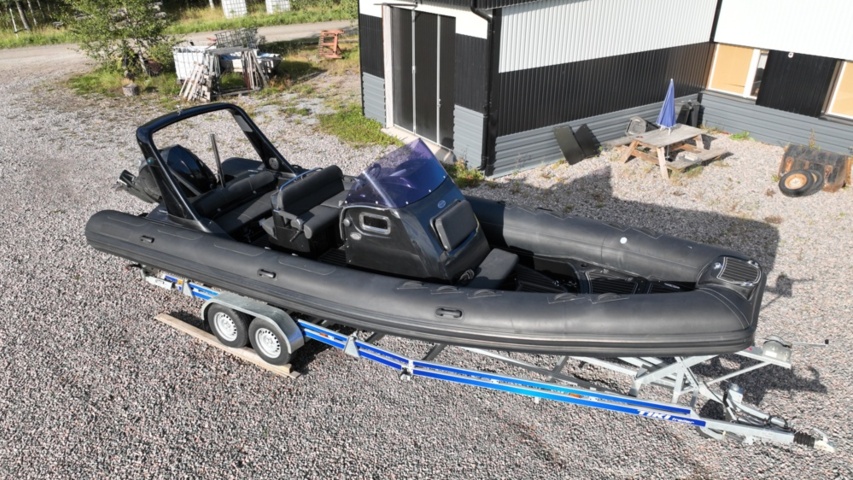 1411905-1 Brig Eagle 780 med Evinrude 300 hk och dubbelaxlad trailer – välutrustad RIB i toppklass