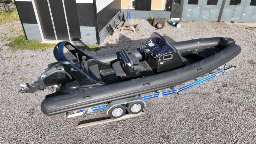 1411905-2 Brig Eagle 780 med Evinrude 300 hk och dubbelaxlad trailer – välutrustad RIB i toppklass