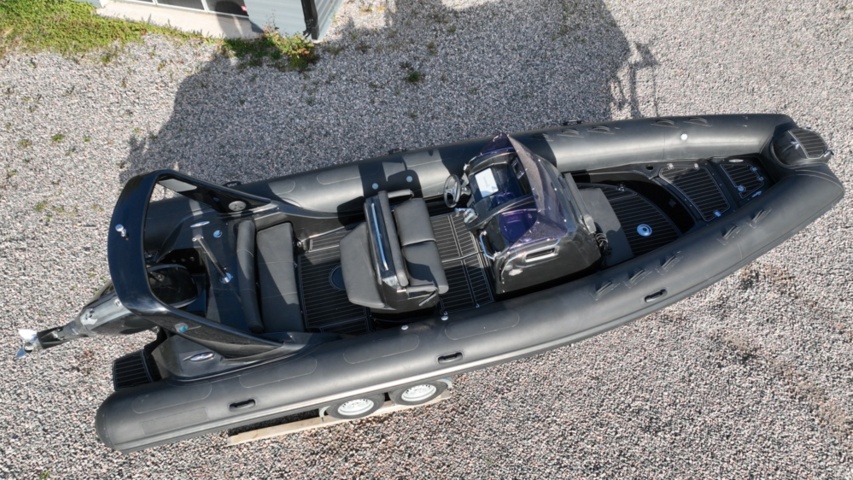 1411905-3 Brig Eagle 780 med Evinrude 300 hk och dubbelaxlad trailer – välutrustad RIB i toppklass