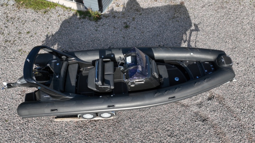 1411905-4 Brig Eagle 780 med Evinrude 300 hk och dubbelaxlad trailer – välutrustad RIB i toppklass