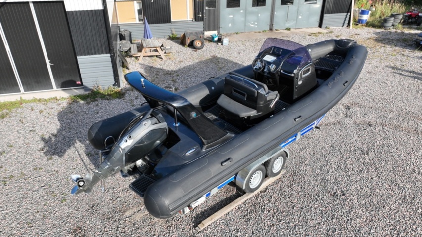 1411905-5 Brig Eagle 780 med Evinrude 300 hk och dubbelaxlad trailer – välutrustad RIB i toppklass
