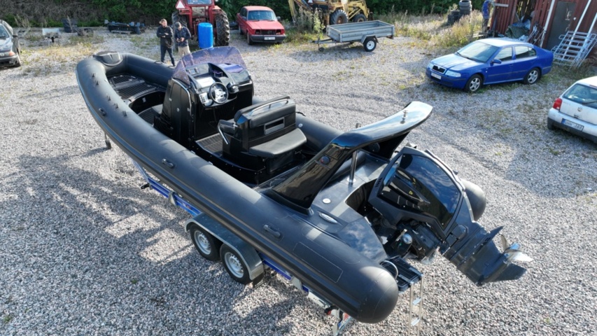 1411905-7 Brig Eagle 780 med Evinrude 300 hk och dubbelaxlad trailer – välutrustad RIB i toppklass