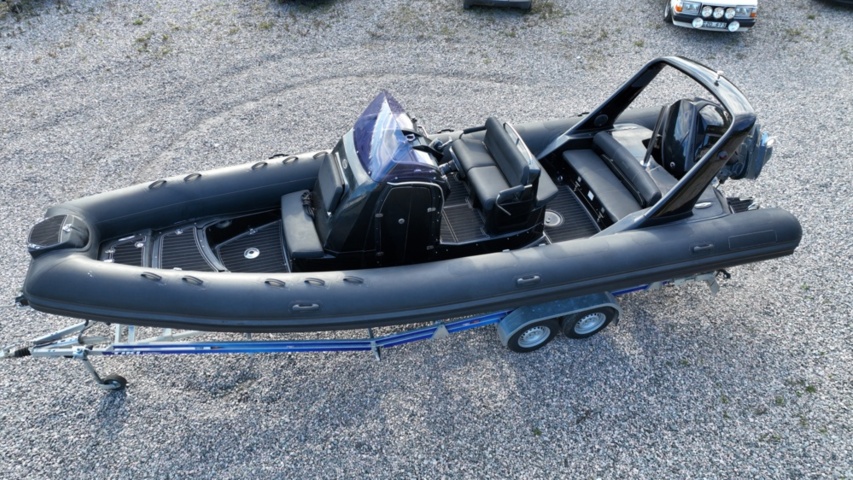1411905-8 Brig Eagle 780 med Evinrude 300 hk och dubbelaxlad trailer – välutrustad RIB i toppklass