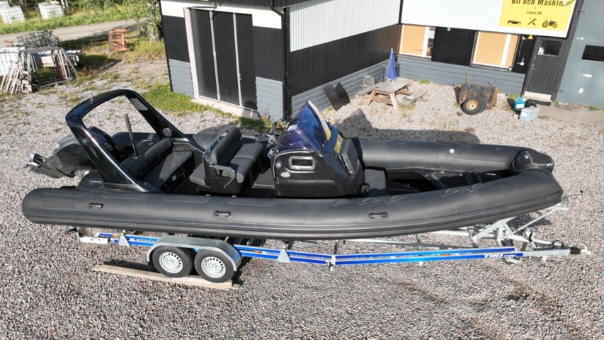 1411905-9 Brig Eagle 780 med Evinrude 300 hk och dubbelaxlad trailer – välutrustad RIB i toppklass
