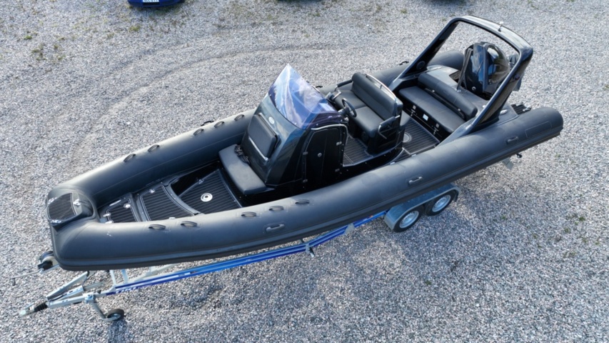 1411905-10 Brig Eagle 780 med Evinrude 300 hk och dubbelaxlad trailer – välutrustad RIB i toppklass