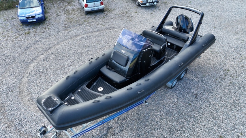 1411905-11 Brig Eagle 780 med Evinrude 300 hk och dubbelaxlad trailer – välutrustad RIB i toppklass