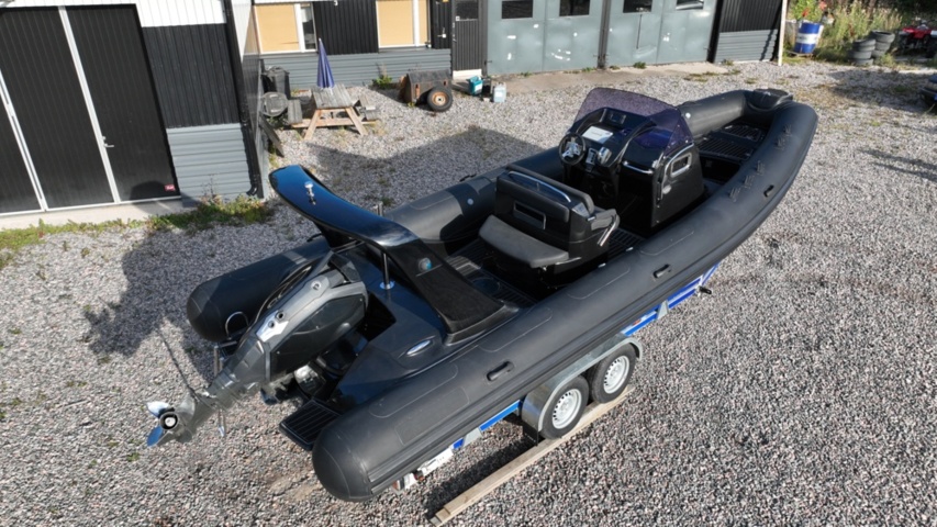 1411905-13 Brig Eagle 780 med Evinrude 300 hk och dubbelaxlad trailer – välutrustad RIB i toppklass