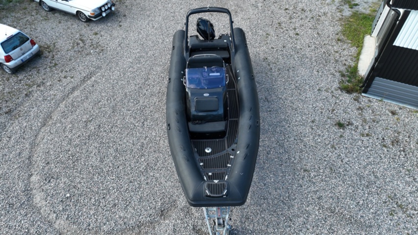 1411905-14 Brig Eagle 780 med Evinrude 300 hk och dubbelaxlad trailer – välutrustad RIB i toppklass