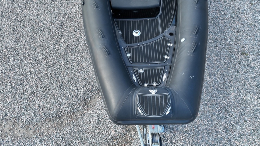 1411905-15 Brig Eagle 780 med Evinrude 300 hk och dubbelaxlad trailer – välutrustad RIB i toppklass