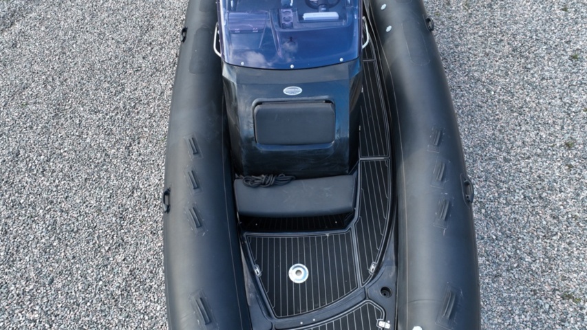 1411905-17 Brig Eagle 780 med Evinrude 300 hk och dubbelaxlad trailer – välutrustad RIB i toppklass