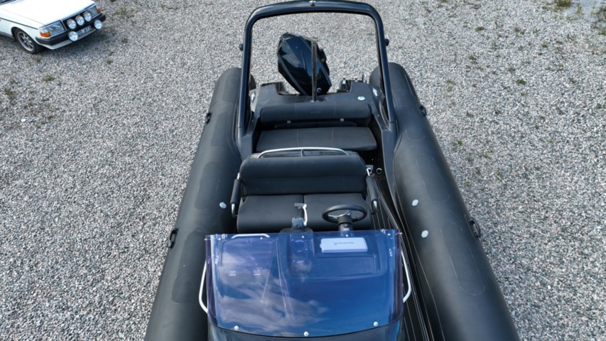 1411905-18 Brig Eagle 780 med Evinrude 300 hk och dubbelaxlad trailer – välutrustad RIB i toppklass